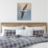Een vliegende meeuw op Stretched Canvas Print (Insitu (Slaapkamer))