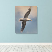 Een vliegende meeuw op Stretched Canvas Print (Insitu (Houten vloer))