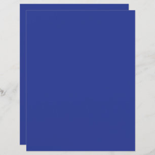 Een vliegtuig dat in de lucht vliegt met een blauw