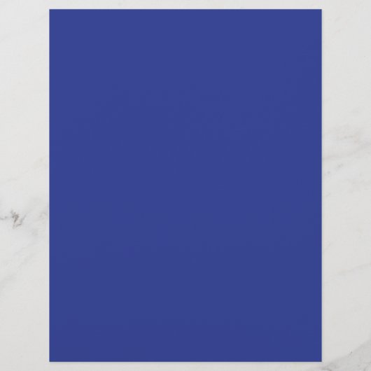 Een vliegtuig dat in de lucht vliegt met een blauw flyer (Achterkant)