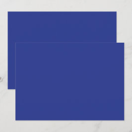Een vliegtuig dat in de lucht vliegt met een blauw kaart
