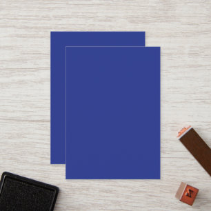 Een vliegtuig dat in de lucht vliegt met een blauw klantenkaartje
