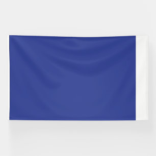 Een vliegtuig dat in de lucht vliegt met een blauw spandoek