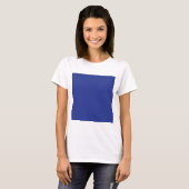 Een vliegtuig dat in de lucht vliegt met een blauw t-shirt (Voorkant volledig)