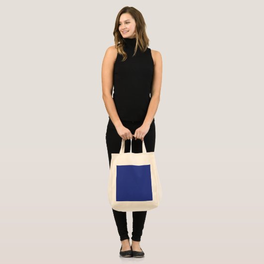 Een vliegtuig dat in de lucht vliegt met een blauw tote bag (Voorkant (model))