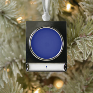 Een vliegtuig dat in de lucht vliegt met een blauw verzilverd banner ornament