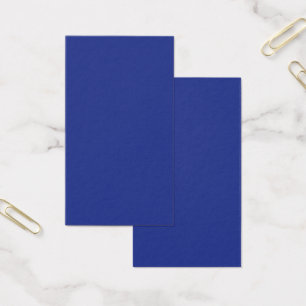 Een vliegtuig dat in de lucht vliegt met een blauw visitekaartje