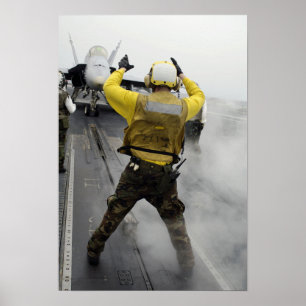 Een vliegtuig regisseur signaleert een F/A-18C Hor Poster