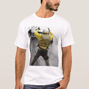 Een vliegtuig regisseur signaleert een F/A-18C Hor T-shirt