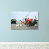 Een vliegtuigongeluk met een Amerikaanse kustwacht Canvas Afdruk (Insitu (Houten vloer))