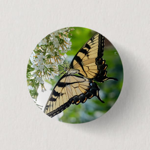 Een vlinder met gele en zwarte vleugels ronde button 3,2 cm