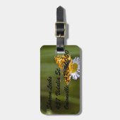 Een vlinder op een bloem bagagelabel (Voorkant verticaal)