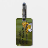Een vlinder op een bloem bagagelabel (Achterkant verticaal)