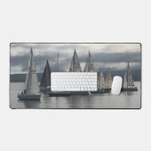 Een vloot van jachten op een bureaumat (Keyboard & Muis)