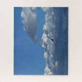 Een vlucht onder de wolken legpuzzel (Verticaal)