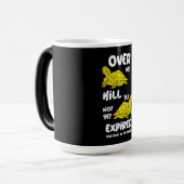 Eén voet in de grafiek magische mok (Voorkant links)