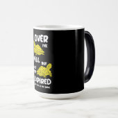 Eén voet in de grafiek magische mok (Voorkant rechts)