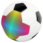 Een voetbal met een regenbooggradiëntpatroon (Drie kwart)