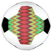 Een voetbal met levendige, meerkleurige chevron (Gedraaid)