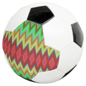 Een voetbal met levendige, meerkleurige chevron (Drie kwart)
