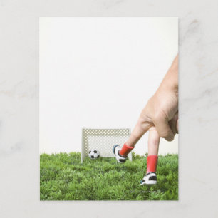 Een voetbal schoppen met een vinger nabootsen briefkaart
