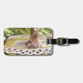 Een vogel in het bad bagagelabel