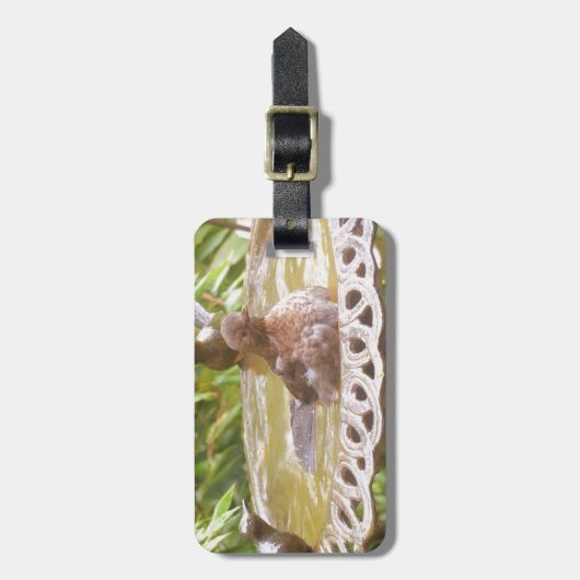 Een vogel in het bad bagagelabel (Voorkant verticaal)