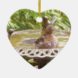 Een vogel in het bad keramisch ornament