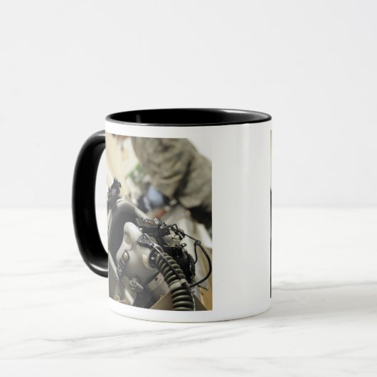 Een volledig gemonteerde stuurhutbemanningshelm mok (Voorkant links)