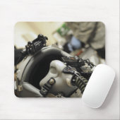 Een volledig gemonteerde stuurhutbemanningshelm muismat (Met muis)