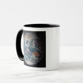 Een volledig uitzicht van de Aarde met wereldwijde Mok (Voorkant links)