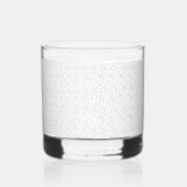 Een volledig wit, karakterloos oppervlak vult de whisky glas (Links)