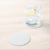 Een volledig witte, karakterloze oppervlakte vult kartonnen onderzetters (Insitu)