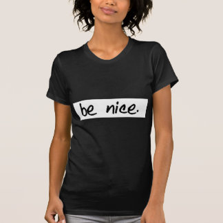 Een volledige selectie van "wees aardig." producte t-shirt