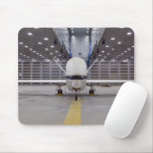 Een voorste uitzicht van een onbemand vliegtuig va muismat (Met muis)