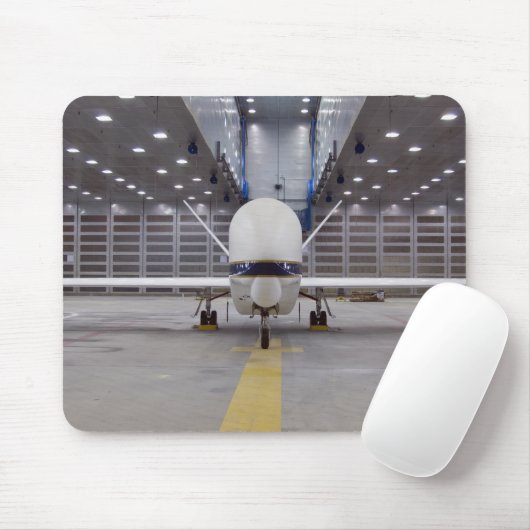 Een voorste uitzicht van een onbemand vliegtuig va muismat (Met muis)