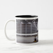 Een voorste uitzicht van een onbemand vliegtuig va tweekleurige koffiemok (Links)