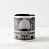 Een voorste uitzicht van een onbemand vliegtuig va tweekleurige koffiemok (Center)