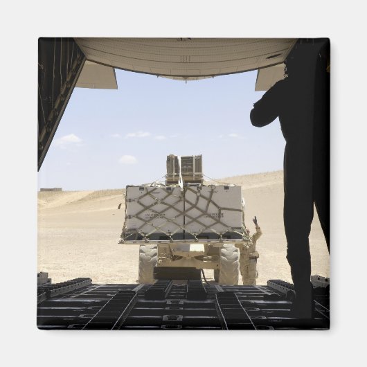 Een vorkheftruck laadt vracht op een C-130 Hercule Magneet (Voorkant)