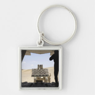 Een vorkheftruck laadt vracht op een C-130 Hercule Sleutelhanger