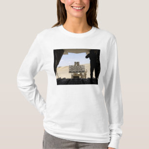 Een vorkheftruck laadt vracht op een C-130 Hercule T-shirt