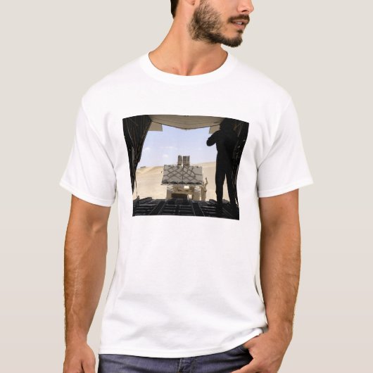 Een vorkheftruck laadt vracht op een C-130 Hercule T-shirt (Voorkant)