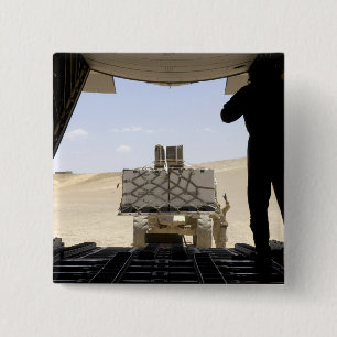 Een vorkheftruck laadt vracht op een C-130 Hercule Vierkante Button 5,1 Cm