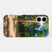 Een vredig wandelpad bij Descanso Gardens iPhone 16 Hoesje (Achterkant horizontaal)