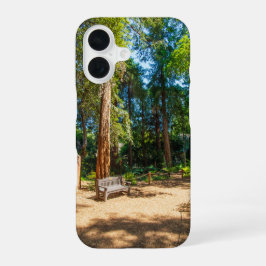 Een vredig wandelpad bij Descanso Gardens iPhone 16 Hoesje