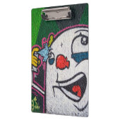 Een vreemde blanke vent met spuitkop kan graffiti klembord (Links)