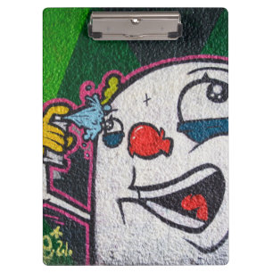Een vreemde blanke vent met spuitkop kan graffiti klembord