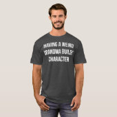 Een vreemde grootmoeder bouwt teken t-shirt (Voorkant volledig)