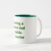 Een vreemde vader bouwt karakter - Mok (Voorkant rechts)