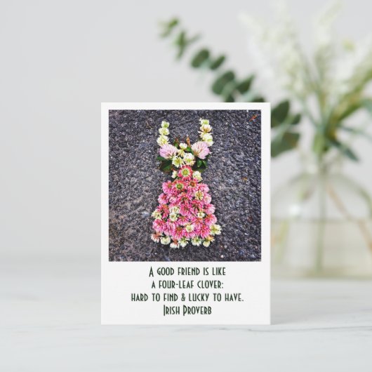Een vriend is als een klaver van vier bladeren.. briefkaart (Staand voorkant)
